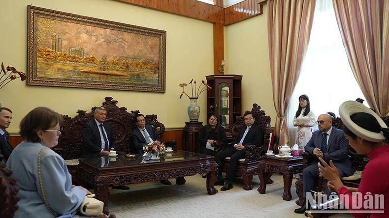 Afin de rendre les relations Vietnam — Russie plus efficace et plus substantielle, le vice-ministre russe des Affaires étrangères, Andreï Rudenko, a jugé nécessaire de poursuivre une coordination étroite et de multiplier les échanges de délégations tant au niveau bilatéral que multilatéral. Photo: NDEL. Afin de rendre les relations Vietnam — Russie plus efficace et plus substantielle, le vice-ministre russe des Affaires étrangères, Andreï Rudenko, a jugé nécessaire de poursuivre une coordination étroite et de multiplier les échanges de délégations tant au niveau bilatéral que multilatéral. Photo: NDEL.