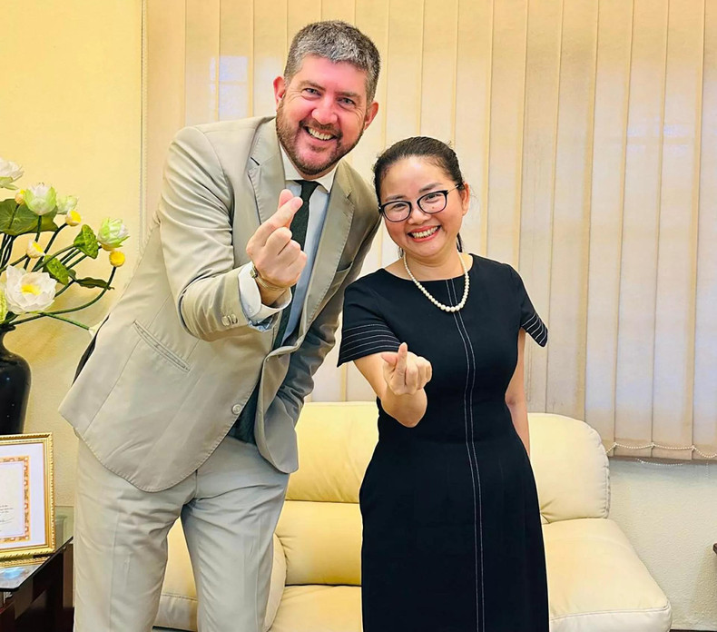 Les deux parties ont convenu d'étudier et de mettre en œuvre des initiatives de coopération dans le partage des expériences et des leçons réussies du Vietnam en matière de préservation et de promotion des valeurs culturelles et patrimoniales au service d’un développement durable et harmonieux entre l’économie, la culture, la société et l’environnement. Photo : Ambassade du Vietnam au Mozambique. Les deux parties ont convenu d'étudier et de mettre en œuvre des initiatives de coopération dans le partage des expériences et des leçons réussies du Vietnam en matière de préservation et de promotion des valeurs culturelles et patrimoniales au service d’un développement durable et harmonieux entre l’économie, la culture, la société et l’environnement. Photo : Ambassade du Vietnam au Mozambique.