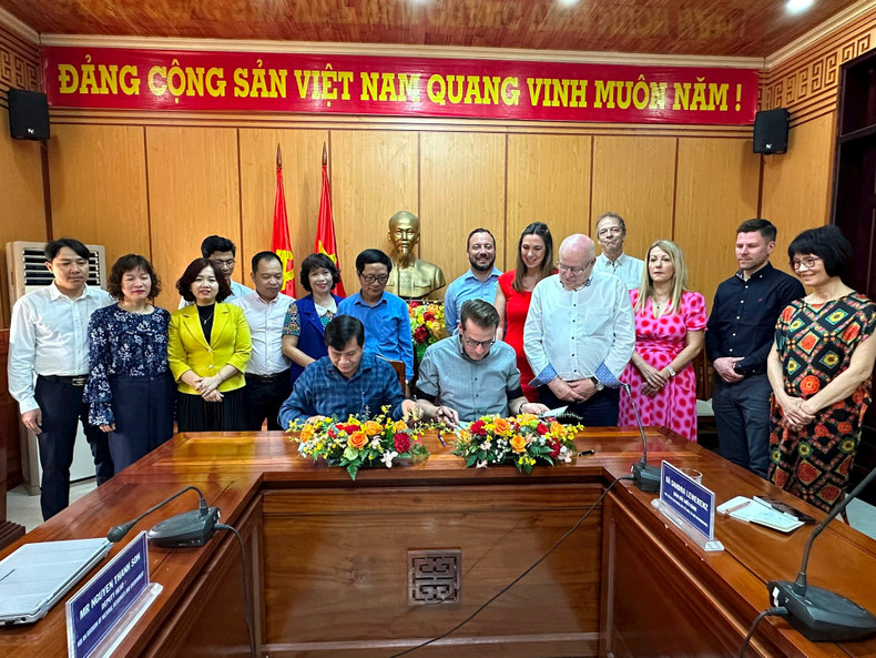 Nguyên Van Son, président du Comité populaire de la ville vietnamienne de Hôi An (assis, à gauche), et Kascha Tobias, maire de la ville allemande de Wernigerode, signent le protocole d'accord de coopération entre les deux villes. Photo: baoquangnam.