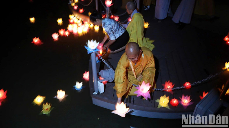 Des milliers de personnes prient pour la paix et la prospérité, avec le souhait que l’humanité puissent surmonter toutes les difficultés et les souffrances. Photo : The Anh/NDEL.