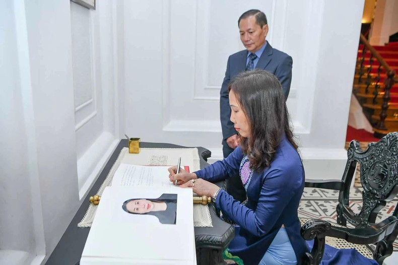 L’ambassadrice vietnamienne Trinh Thi Tam a promis de faire de son mieux, durant son mandat diplomatique au Sri Lanka, pour contribuer à consolider et à approfondir la bonne amitié entre les gouvernements et les peuples des deux pays. Photo : baoquocte.vn