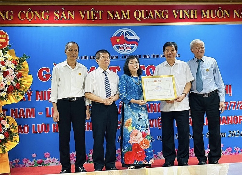 Depuis sa fondation, l’Association d’amitié Vietnam — Russie de la province de Bac Giang a contribué pour une part importante à la promotion des relations d’amitié traditionnelle et de partenariat intégral entre le Vietnam et la Russie pour la paix, la stabilité, la coopération et le développement commun dans la région et dans le monde. Photo: thoidai. Depuis sa fondation, l’Association d’amitié Vietnam — Russie de la province de Bac Giang a contribué pour une part importante à la promotion des relations d’amitié traditionnelle et de partenariat intégral entre le Vietnam et la Russie pour la paix, la stabilité, la coopération et le développement commun dans la région et dans le monde. Photo: thoidai.