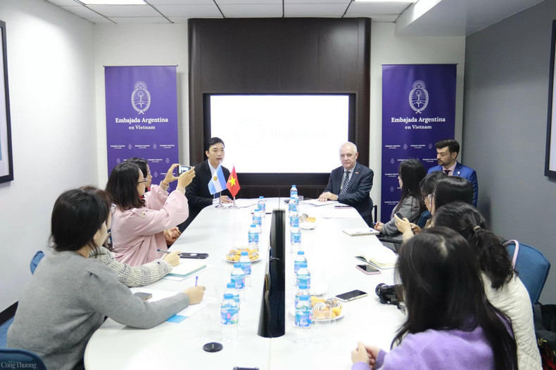 L'ambassadeur d'Argentine au Vietnam, Marcos Antonio Bednarski, a déclaré à la presse vietnamienne que son pays voudrait renforcer la coopération avec le Vietnam dans des domaines tels que la biotechnologie, l'agriculture de haute technologie et l'énergie... dans le but commun de développer l'économie verte. Photo : congthuong.vn L'ambassadeur d'Argentine au Vietnam, Marcos Antonio Bednarski, a déclaré à la presse vietnamienne que son pays voudrait renforcer la coopération avec le Vietnam dans des domaines tels que la biotechnologie, l'agriculture de haute technologie et l'énergie... dans le but commun de développer l'économie verte. Photo : congthuong.vn