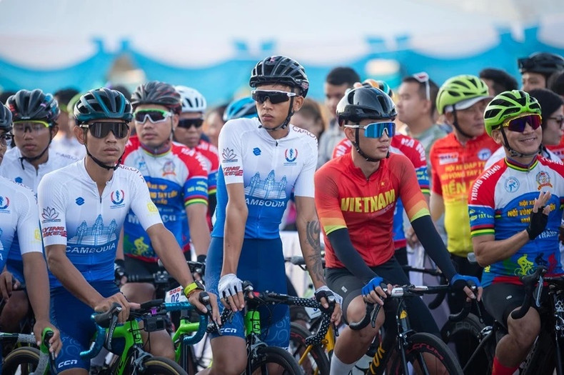 Avec un parcours de 35,2 km, la course réunit 45 jeunes cyclistes vietnamiens, laotiens et cambodgiens. Avec un parcours de 35,2 km, la course réunit 45 jeunes cyclistes vietnamiens, laotiens et cambodgiens.