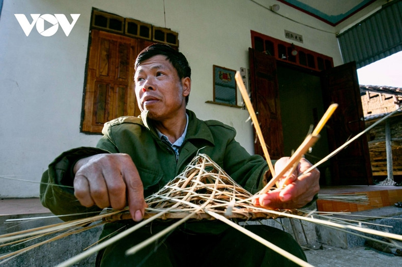 Après avoir été fendu, le bambou sera tressé pour former un cadre. La monture d'un chapeau de paille aura 2 couches, extérieure et intérieure.