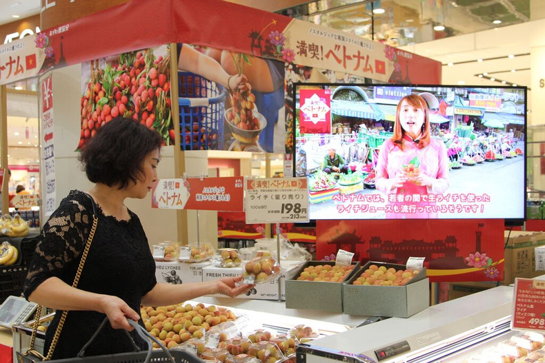 Des fruits vietnamiens en vente dans un supermarché japonais. Photo: VNA. Des fruits vietnamiens en vente dans un supermarché japonais. Photo: VNA.