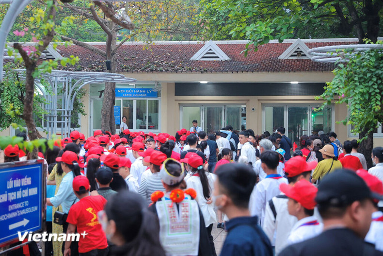 Des groupes d’élèves et de représentants des minorités ethniques visitent le mausolée.