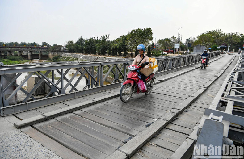 Il est impossible de ne pas mentionner le pont Muong Thanh enjambant le fleuve de Nâm Rôn, qui fut baptisé pont Prenley par les Français. C’est un ouvrage fabriqué et transporté depuis la France pour l’assemblage à Diên Biên Phu. Long de 40 m et large de 5 m, ce pont a servi d’accès au camp ennemi durant la bataille. 70 ans après, ce pont est encore intact. Il est impossible de ne pas mentionner le pont Muong Thanh enjambant le fleuve de Nâm Rôn, qui fut baptisé pont Prenley par les Français. C’est un ouvrage fabriqué et transporté depuis la France pour l’assemblage à Diên Biên Phu. Long de 40 m et large de 5 m, ce pont a servi d’accès au camp ennemi durant la bataille. 70 ans après, ce pont est encore intact.