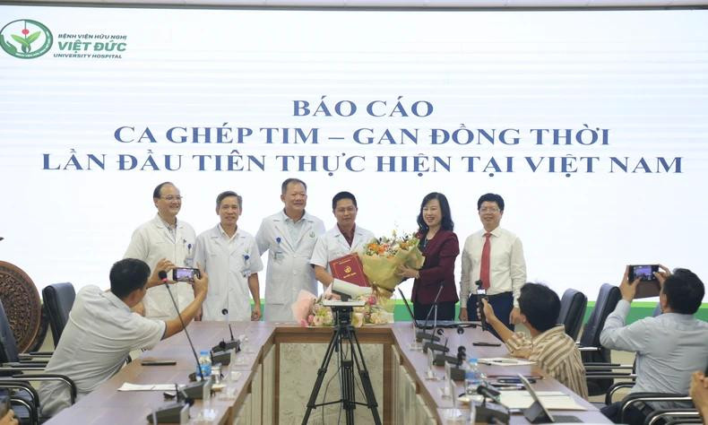 Le succès de la première greffe simultanée cœur et foie a confirmé les compétences professionnelles des médecins et infirmiers de l’hôpital d’amitié Vietnam-Allemagne. Photo : NDEL. Le succès de la première greffe simultanée cœur et foie a confirmé les compétences professionnelles des médecins et infirmiers de l’hôpital d’amitié Vietnam-Allemagne. Photo : NDEL.
