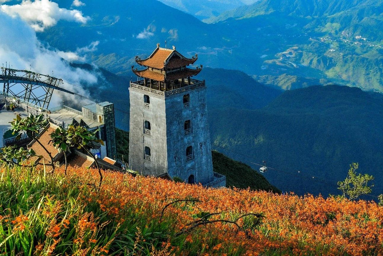 Mais non seulement la couleur violet douce et rêveuse, mais aussi la charmante couleur rouge orangé du mont Fansipan fascine également de nombreuses personnes.