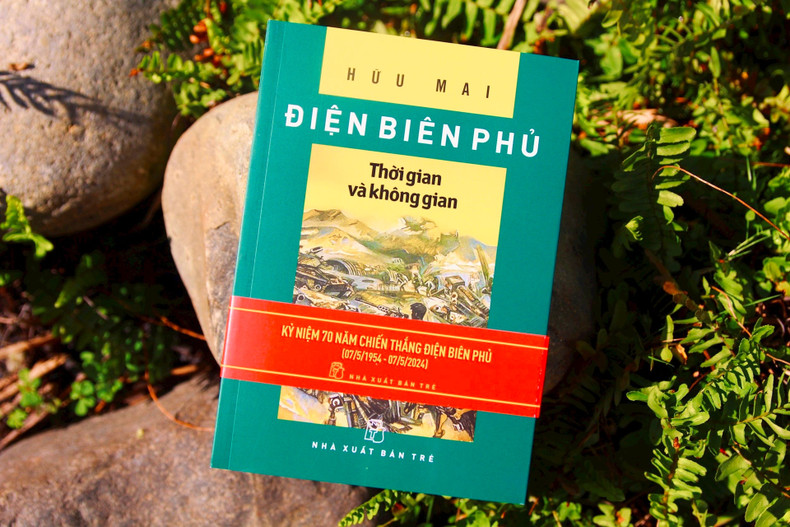 « Diên Biên Phu - Temps et espace » regroupe des histoires uniques sur Diên Biên Phu racontées par plusieurs générations vietnamiennes. Photo: nxbtre.com.vn.