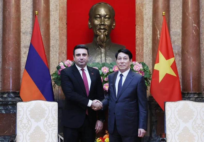 Le président vietnamien Luong Cuong (à droite) reçoit le président de l'Assemblée nationale arménienne, Alen Simonyan, en novembre 2024 à Hanoi. Photo : VNA Le président vietnamien Luong Cuong (à droite) reçoit le président de l'Assemblée nationale arménienne, Alen Simonyan, en novembre 2024 à Hanoi. Photo : VNA