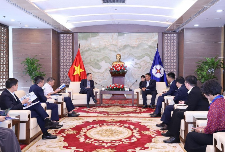Lors de la séance de travail entre le président du conseil d'administration du groupe EVN, Dang Hoang An, et le vice-président de la société chinoise Baoding Tianwei Baobian Electric (BTW), Li Zhigang, le 28 mai à Hanoi. Photo : KTDT Lors de la séance de travail entre le président du conseil d'administration du groupe EVN, Dang Hoang An, et le vice-président de la société chinoise Baoding Tianwei Baobian Electric (BTW), Li Zhigang, le 28 mai à Hanoi. Photo : KTDT