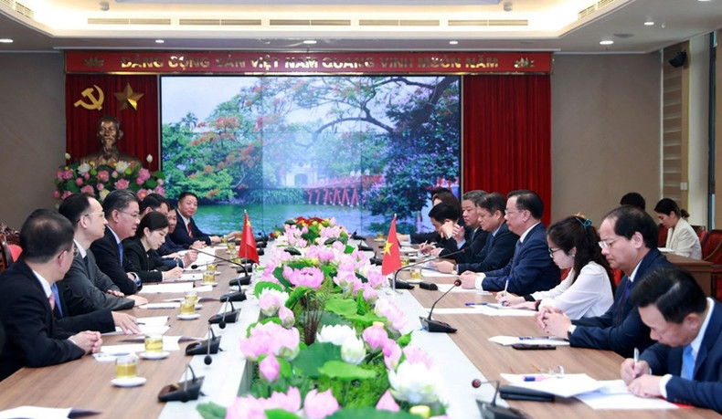 Vue générale de la séance de travail entre le secrétaire du Comité municipal du PCV de Hanoï, Dinh Tiên Dung, et le secrétaire du Comité municipal du PCC de Guangzhou, Guo Yonghang, le 2 avril à Hanoi. Photo: dangcongsan.vn.