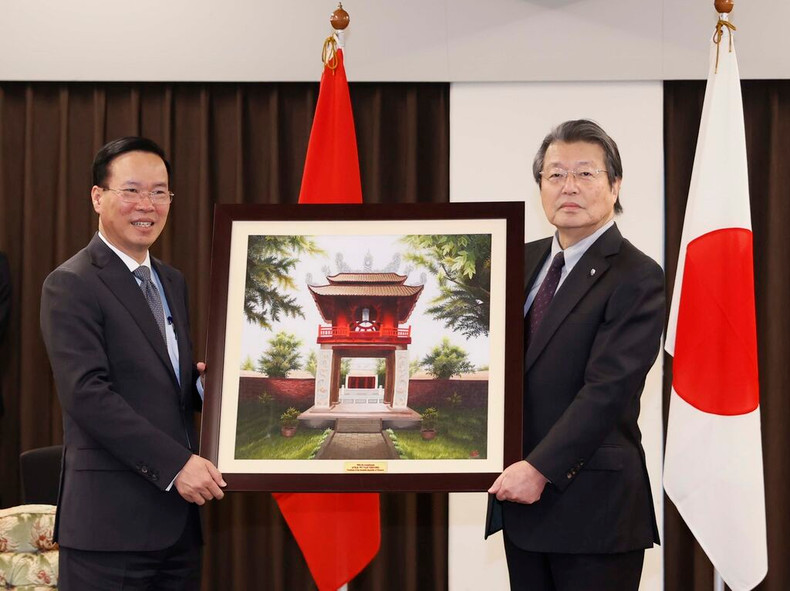 Le Président vietnamien Vo Van Thuong (à gauche) remet un cadeau au directeur de l'Université de Kyushu, Ishibashi Tatsuro. Photo: VNA.