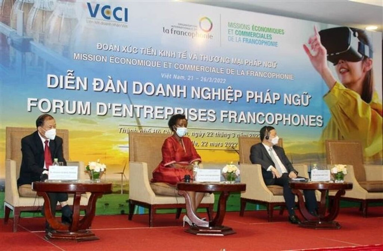 La secrétaire générale de la Francophonie, Louise Mushikiwabo (centre), au Forum d'entreprises francophones, à Hô Chi Minh-Ville le 22 mars 2022. Photo: VNA. La secrétaire générale de la Francophonie, Louise Mushikiwabo (centre), au Forum d'entreprises francophones, à Hô Chi Minh-Ville le 22 mars 2022. Photo: VNA.