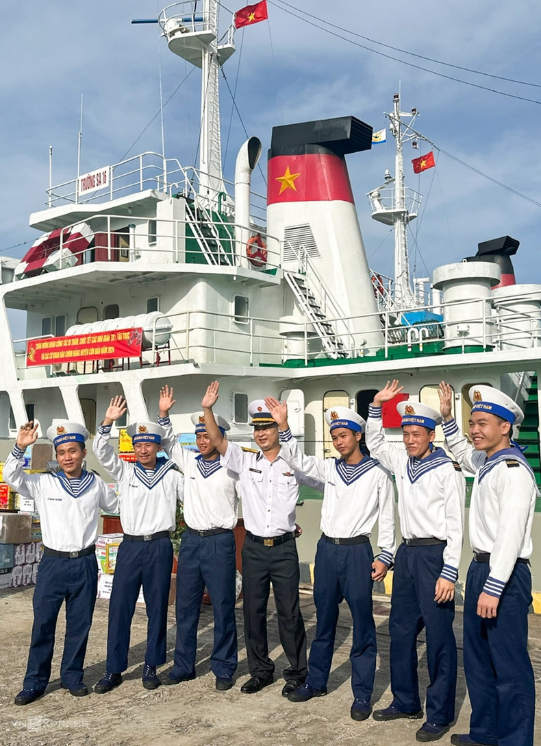 Les soldats saluent leurs parents et amis avant le départ. Photo : Cao Cuong.