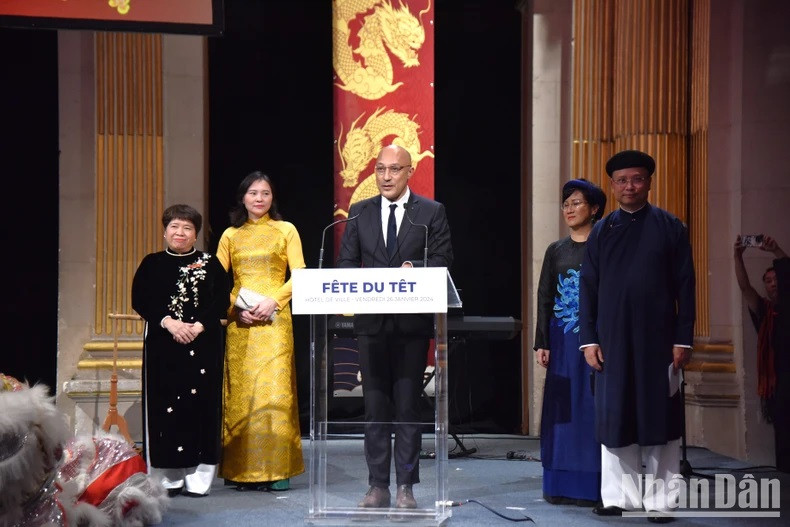 Arnaud Ngatcha, adjoint au maire chargé de l’Europe, des relations internationales et de la Francophonie, a hautement apprécié le développement fructueux des relations d'amitié et de coopération entre la France et le Vietnam ces derniers temps ainsi que les contributions actives de la communauté vietnamienne. Photo : NDEL.