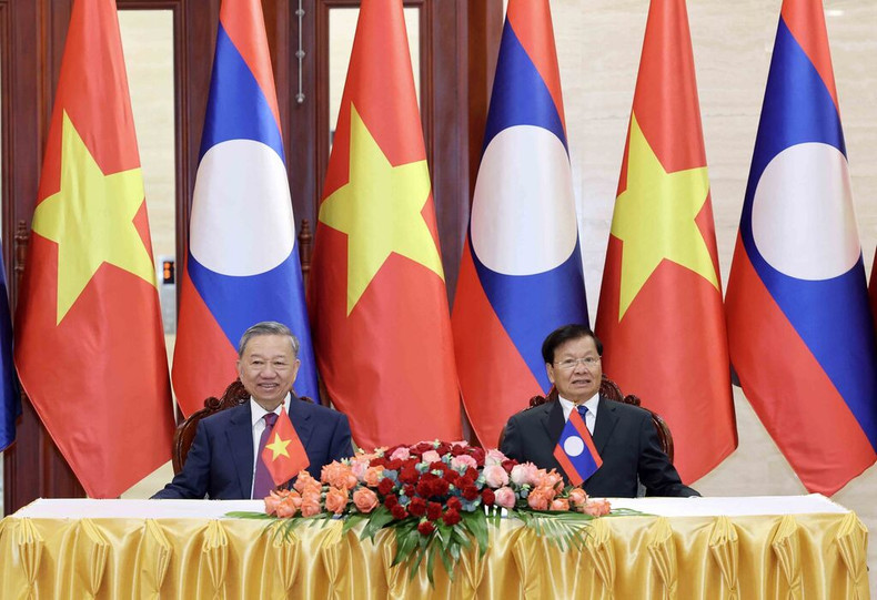 Le Président vietnamien Tô Lâm (à gauche) et le Secrétaire général du Comité central du Parti populaire révolutionnaire du Laos et Président laotien Thongloun Sisoulith ont assisté à l’échange de documents de coopération, le 11 juillet à Vientiane. Photo: VNA.