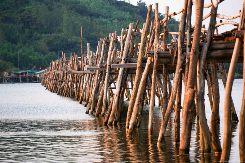 Les piliers sont en bois d'eucalyptus, de casuarina et en bambou. Le plancher est en bois d'acacia.