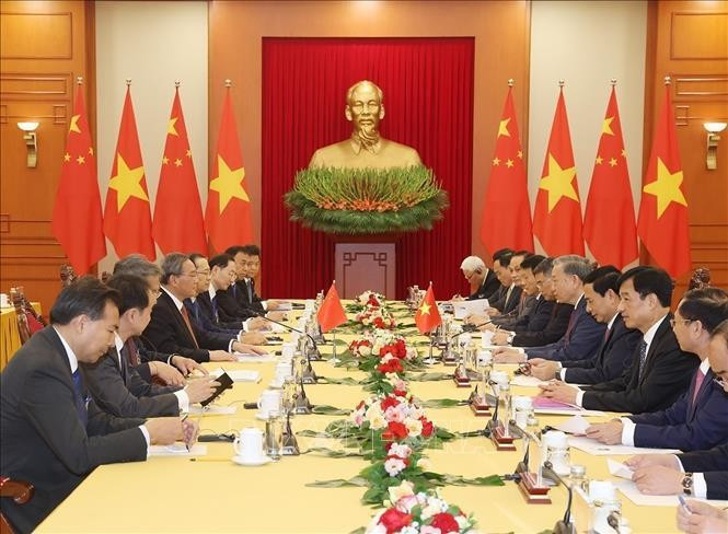 Entrevue entre le Premier ministre chinois Li Qiang et le secrétaire général du Parti communiste du Vietnam et président vietnamien Tô Lâm. Photo : VNA. Entrevue entre le Premier ministre chinois Li Qiang et le secrétaire général du Parti communiste du Vietnam et président vietnamien Tô Lâm. Photo : VNA.