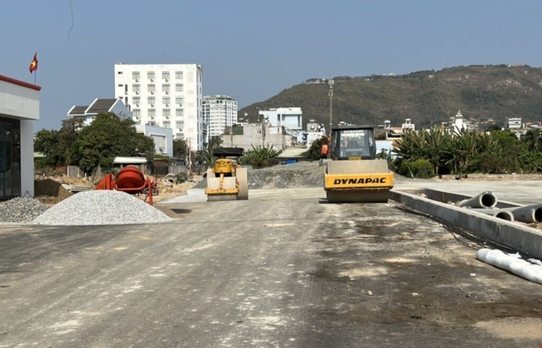Travaux d'extension de la route Thông Nhât, dans la ville de Vung Tàu, province de Bà Ria-Vung Tàu (au Sud du Vietnam). Photo: VNA.