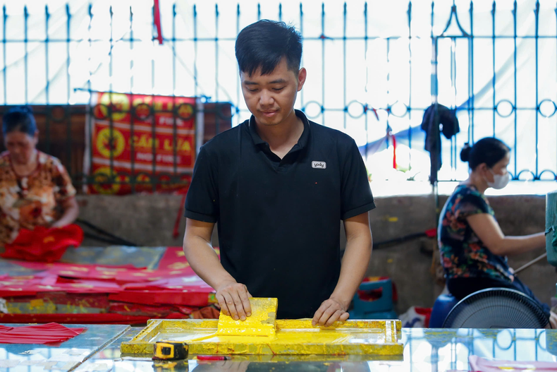 Chaque atelier a ses propres secrets, cependant, la minutie et l’habileté de l’artisan déterminent la qualité et la beauté de l’article. Photo : congluan Chaque atelier a ses propres secrets, cependant, la minutie et l’habileté de l’artisan déterminent la qualité et la beauté de l’article. Photo : congluan