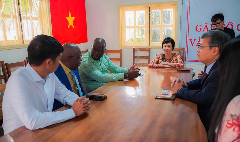 L’ambassadeur vietnamien en Angola, Duong Chinh Chuc, a profité de cette occasion pour demander au gouvernement angolais et aux autorités locales de créer les meilleures conditions possibles aux activités de l’Association des hommes d’affaires vietnamiens en Angola. Photo: baoquocte.vn. L’ambassadeur vietnamien en Angola, Duong Chinh Chuc, a profité de cette occasion pour demander au gouvernement angolais et aux autorités locales de créer les meilleures conditions possibles aux activités de l’Association des hommes d’affaires vietnamiens en Angola. Photo: baoquocte.vn.