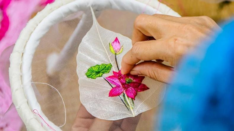 Grâce à leurs mains habiles et talentueuses, les artisans de Gia Sinh ont insufflé une âme à la feuille de Bodhi et créé des œuvres d’art uniques et admirables. Photo : NDEL Grâce à leurs mains habiles et talentueuses, les artisans de Gia Sinh ont insufflé une âme à la feuille de Bodhi et créé des œuvres d’art uniques et admirables. Photo : NDEL