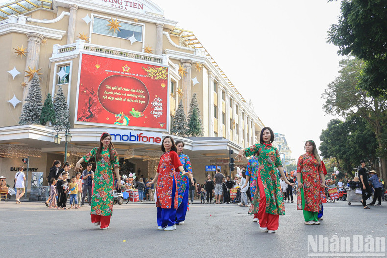 La zone autour du lac Hoàn Kiêm devient plus animée et colorée grâce à des danses flashmob et des spectacles de musique de rue. La zone autour du lac Hoàn Kiêm devient plus animée et colorée grâce à des danses flashmob et des spectacles de musique de rue.