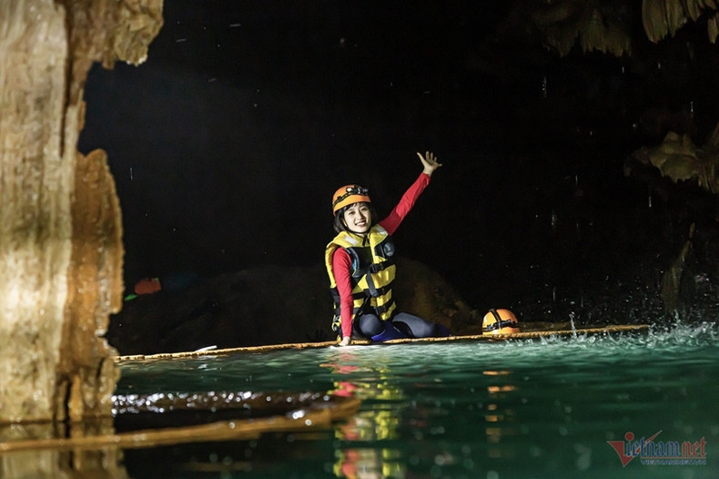 Le lac, suspendu à 15 mètres au-dessus de la rivière souterraine, offre un spectacle à couper le souffle.