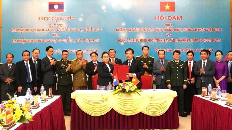 Cérémonie de signature du mémorandum de coopération dans la défense frontalière pour 2025 entre les provinces de Quang Binh et de Savannakhet. Photo: NDEL.