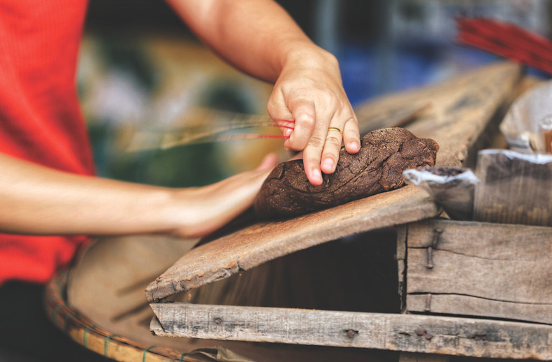 La fabrication des bâtons d’encens nécessite un haut niveau de compétence. La fabrication des bâtons d’encens nécessite un haut niveau de compétence.