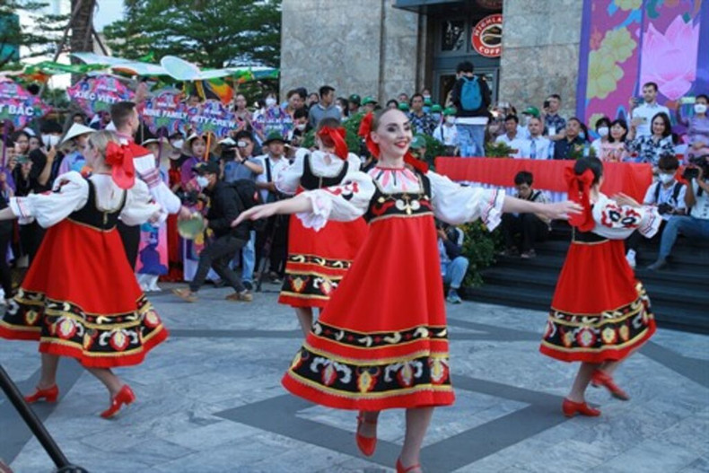 Spectacle de la troupe artistique russe Belogorie au Festival de rue "Couleurs culturelles", le 27 juin 2022. Photo : CVN,