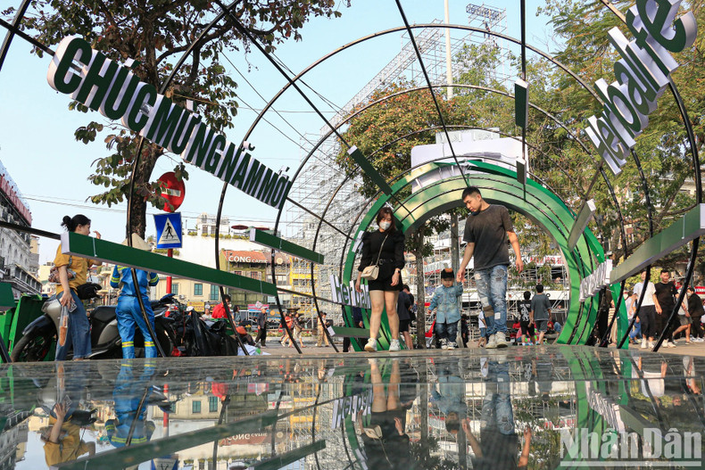 Auparavant, le Comité populaire de l’arrondissement de Hoàn Kiêm de la capitale Hanoï a annoncé le prolongement des horaires d’ouverture de l’espace piétonnier autour du lac Hoàn Kiêm et de ses environs à l’occasion du Nouvel An 2024. Plus précisément, ces zones étaient disponibles de 19 h le 29 décembre 2023 (vendredi) à 24 h le 1er janvier 2024 (lundi). Auparavant, le Comité populaire de l’arrondissement de Hoàn Kiêm de la capitale Hanoï a annoncé le prolongement des horaires d’ouverture de l’espace piétonnier autour du lac Hoàn Kiêm et de ses environs à l’occasion du Nouvel An 2024. Plus précisément, ces zones étaient disponibles de 19 h le 29 décembre 2023 (vendredi) à 24 h le 1er janvier 2024 (lundi).