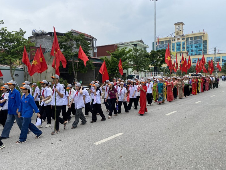De nombreux habitants de Diên Biên participent au rassemblement et au défilé en écho à la Semaine nationale de la prévention et de la lutte contre les catastrophes naturelles 2024. Photo: thoidai. De nombreux habitants de Diên Biên participent au rassemblement et au défilé en écho à la Semaine nationale de la prévention et de la lutte contre les catastrophes naturelles 2024. Photo: thoidai.