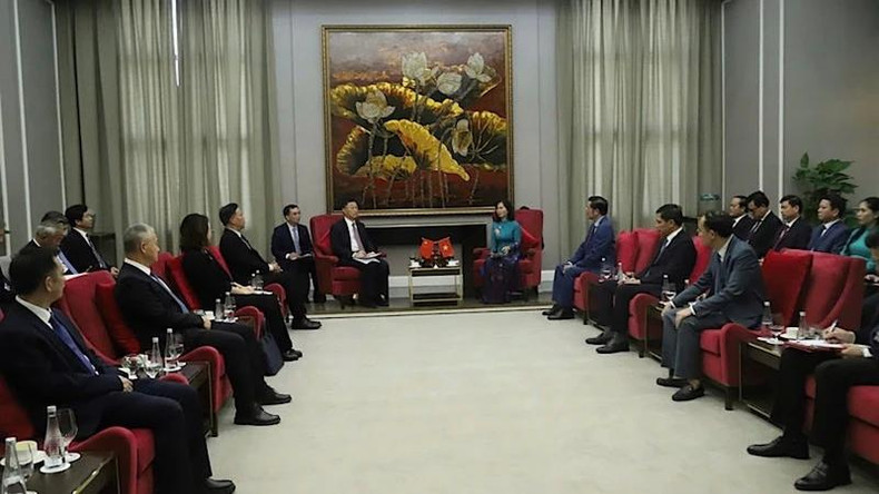 Les autorités de la province de Quang Ninh et de la région autonome Zhuang du Guangxi se sont mises d’accord sur les solutions destinées à renforcer les relations d’amitié et de coopération entre les deux parties dans les temps à venir. Photo: NDEL. Les autorités de la province de Quang Ninh et de la région autonome Zhuang du Guangxi se sont mises d’accord sur les solutions destinées à renforcer les relations d’amitié et de coopération entre les deux parties dans les temps à venir. Photo: NDEL.