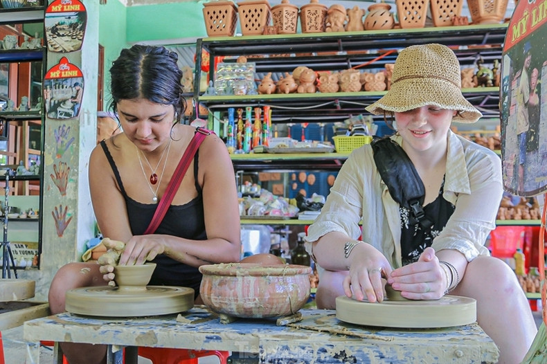 En venant ici, les visiteurs peuvent non seulement voir le processus de fabrication de la poterie traditionnelle,...