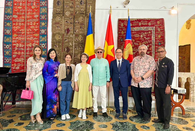 Le Festival culturel Mogosoaia ClasicFest 13 attire la participation de plusieurs missions diplomatiques en Roumanie. Photo: baoquocte.vn.