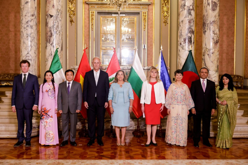 L’ambassadeur vietnamien Bui Van Nghi (3e à gauche), lors de la cérémonie de présentation des lettres de créance à la Présidente péruvienne Dina Ercilia Boluarte Zegarra, en février 2024. Photo : Journal du Pérou. L’ambassadeur vietnamien Bui Van Nghi (3e à gauche), lors de la cérémonie de présentation des lettres de créance à la Présidente péruvienne Dina Ercilia Boluarte Zegarra, en février 2024. Photo : Journal du Pérou.