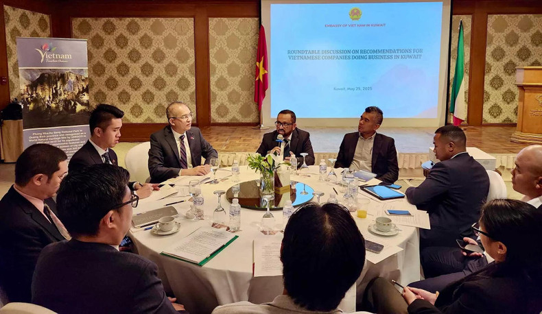 Il s’agit également d’une bonne occasion pour les entreprises vietnamiennes, koweïtiennes et aséaniennes d’échanger leurs expériences commerciales et de sonder les opportunités de coopération et d’affaires. Photo : Ambassade du Vietnam au Koweït. Il s’agit également d’une bonne occasion pour les entreprises vietnamiennes, koweïtiennes et aséaniennes d’échanger leurs expériences commerciales et de sonder les opportunités de coopération et d’affaires. Photo : Ambassade du Vietnam au Koweït.