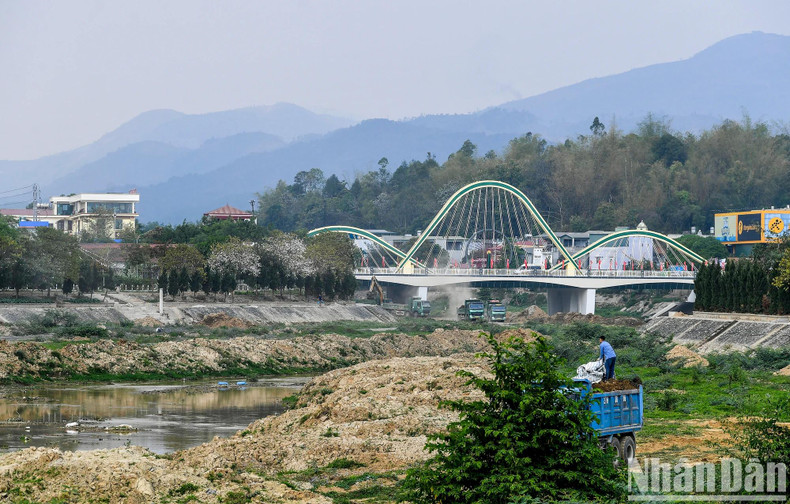Le pont Thanh Binh enjambant le fleuve Nâm Rôn a été officiellement mis en circulation le 1er novembre 2023. Le pont Thanh Binh enjambant le fleuve Nâm Rôn a été officiellement mis en circulation le 1er novembre 2023.
