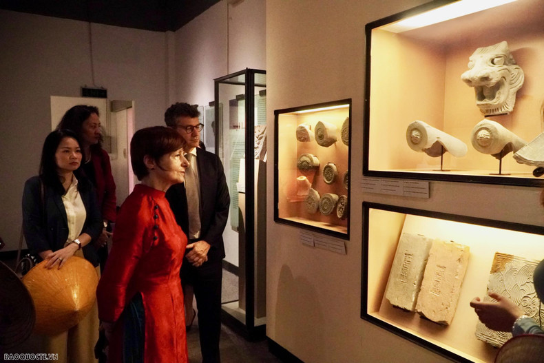 La présidente de l’Assemblée générale de l’UNESCO visite l’espace d’exposition des trésors impériaux de Thang Long, dont plusieurs sont reconnus comme « trésors nationaux ». Photo : baoquocte.vn.
