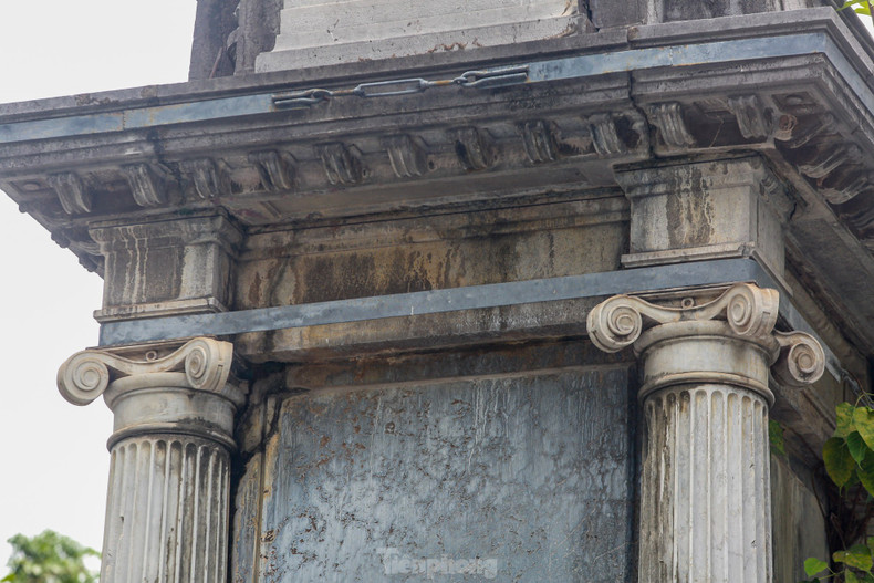 La fontaine du Crapaud porte des ceintures de protection en acier. Photo : tienphong.vn. La fontaine du Crapaud porte des ceintures de protection en acier. Photo : tienphong.vn.