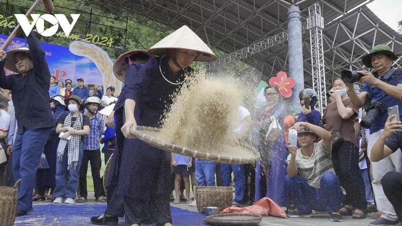 Le festival, qui dure jusqu'à fin octobre, est une bonne opportunité pour Bac Son de promouvoir son tourisme, ses particularités culturelles et sa tradition historique révolutionnaire auprès des touristes nationaux et étrangers. Photo : VOV.