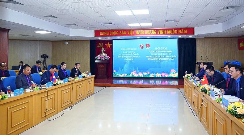 Ces derniers temps, la coopération entre l’Union de la jeunesse communiste Hô Chi Minh et l’Union de la jeunesse révolutionnaire populaire du Laos s'est développée de manière de plus en plus profonde et efficace, contribuant significativement à approfondir les relations d’amitié traditionnelle, de solidarité spéciale et de coopération intégrale entre les deux Partis, les deux États et les deux peuples. Photo: NDEL. Ces derniers temps, la coopération entre l’Union de la jeunesse communiste Hô Chi Minh et l’Union de la jeunesse révolutionnaire populaire du Laos s'est développée de manière de plus en plus profonde et efficace, contribuant significativement à approfondir les relations d’amitié traditionnelle, de solidarité spéciale et de coopération intégrale entre les deux Partis, les deux États et les deux peuples. Photo: NDEL.
