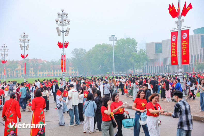 Dès l’aube, la place Ba Dinh est noire de monde pour la cérémonie du lever du drapeau national.