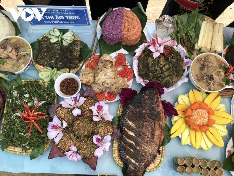 Les visiteurs ont l'occasion de déguster des plats typiques de la commune montagneuse de Muong Trai. Photo: VOV. Les visiteurs ont l'occasion de déguster des plats typiques de la commune montagneuse de Muong Trai. Photo: VOV.