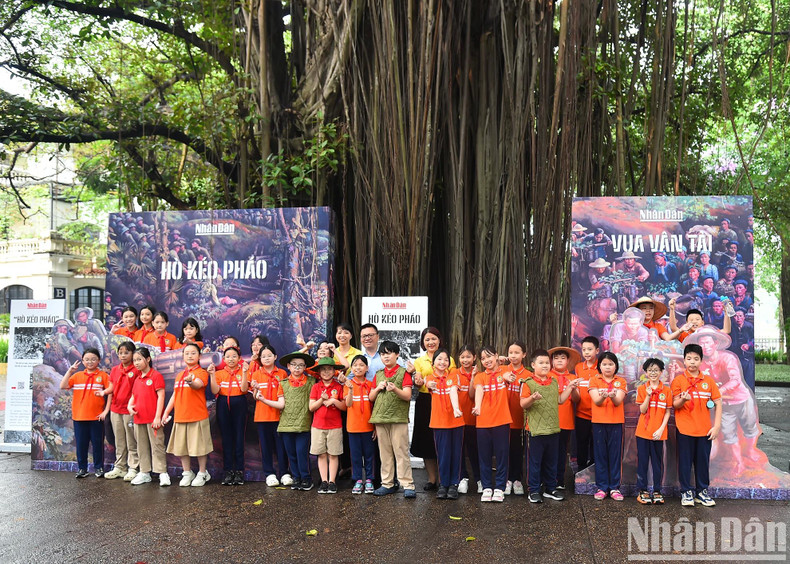Lê Quôc Minh, membre du Comité central du Parti communiste vietnamien (PCV), rédacteur en chef du journal Nhân Dân, chef adjoint de la Commission centrale de Propagande et d’Éducation du PCV et président de l’Association des journalistes du Vietnam, prend des photos souvenirs avec les élèves des classes 4G et 4E de l'école primaire Trang An et leurs enseignants. Photo: NDEL.