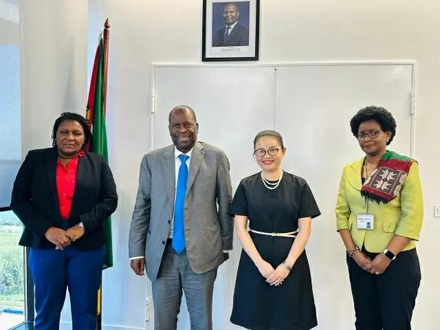 Les deux parties ont convenu de mettre en œuvre des mesures spécifiques pour approfondir la coopération vietnamo-mozambicaine dans d’autres domaines, en plus de l'énergie et des minéraux. Photo : baoquocte.vn Les deux parties ont convenu de mettre en œuvre des mesures spécifiques pour approfondir la coopération vietnamo-mozambicaine dans d’autres domaines, en plus de l'énergie et des minéraux. Photo : baoquocte.vn